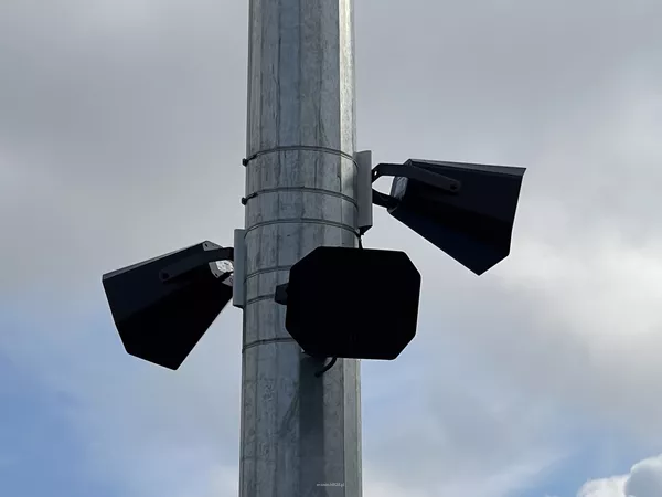Zestaw nagłośnienia boiska sportowego  8 szt TOA CS-761BS 1 szt  TOA MA-725F-EB Wielokanałowy system matrycujący 4 wejścia liniowe stereo - 6