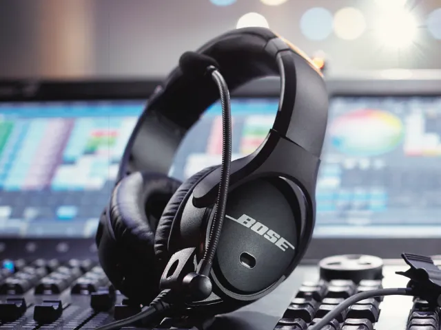 Nowy zestaw słuchawkowy Bose SoundComm B40